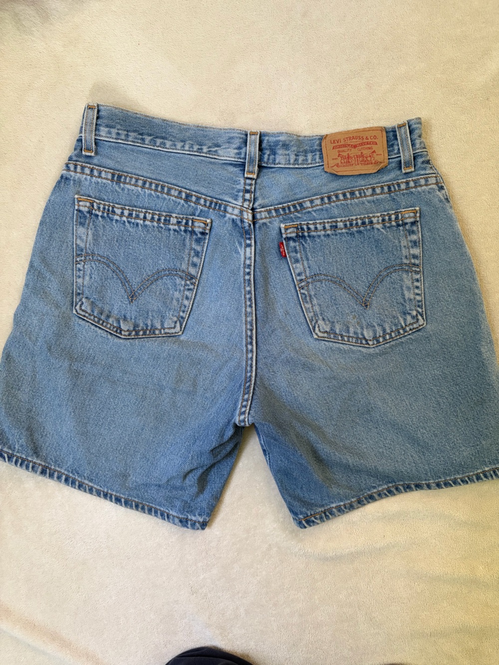 Vintage Levi’s Classic Fit Medium Wash Mid Rise 90s Mid-thigh Denim Shorts